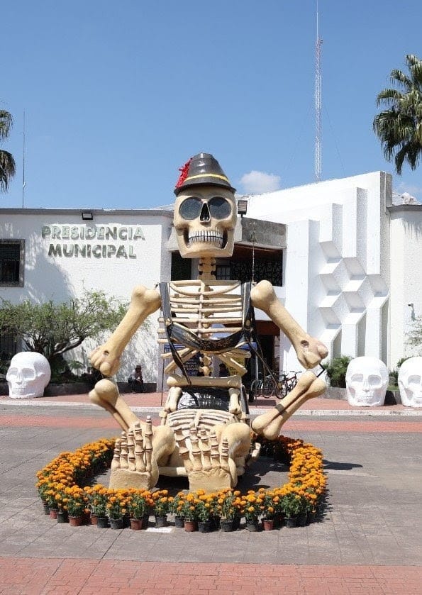 Cuautlancingo se llena de color y tradición con catrinas monumentales y el Festival Ánimas y Raíces