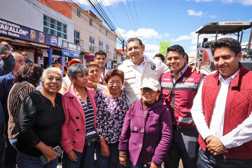 Supervisan obras de reencarpetamiento del Camino Real a Cholula en Cuautlancingo