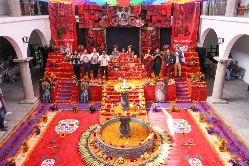 San Pedro Cholula honra a sus víctimas con una Ofrenda Monumental en la Presidencia Municipal