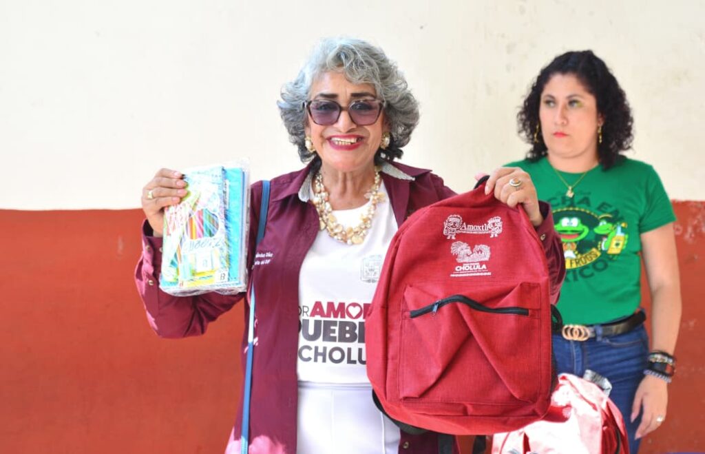 Continúa el programa Amoxtli entregando mochilas y kits escolares en San Pedro Cholula