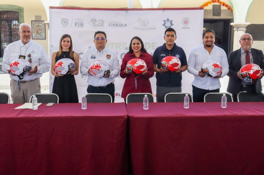 Tonantzin Fernández entrega cascos gratuitos a motociclistas de San Pedro Cholula