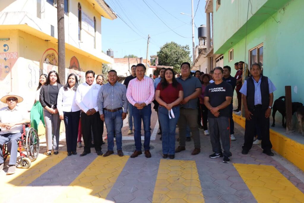 Con pavimentación de la calle Emilio Portes Gil, el alcalde Armando Aguirre Amaro mejora la conectividad y la calidad de vida en Coronango