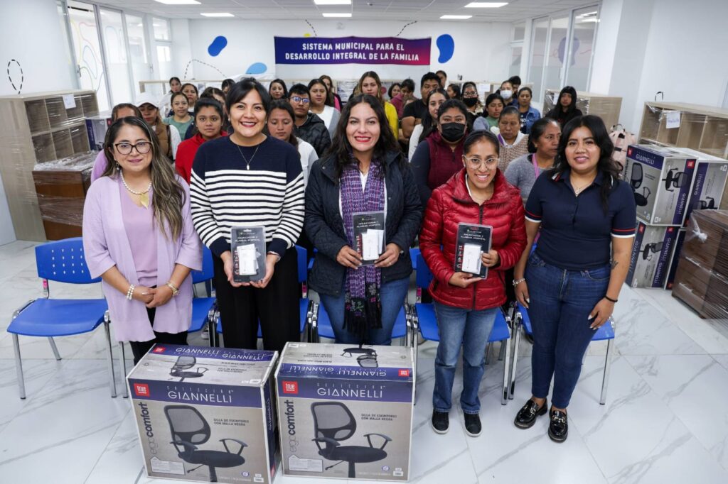 Entrega Lupita Cuautle equipamiento a los 12 CAIC de San Andrés Cholula