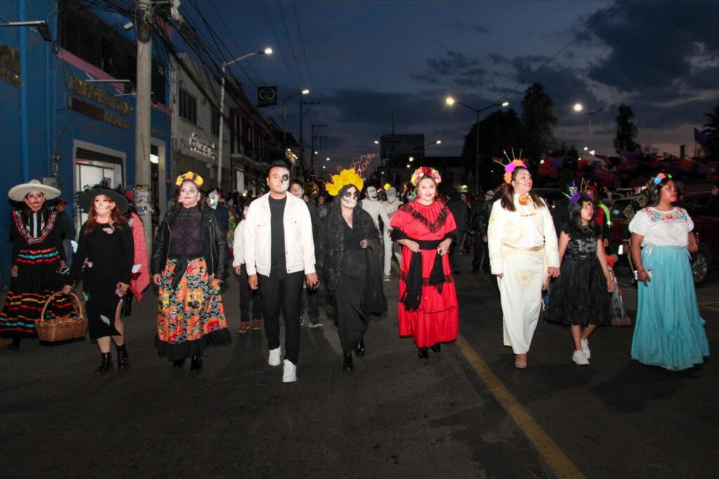 Huejotzingo celebra con colorido Desfile de Catrinas y Cat rines
