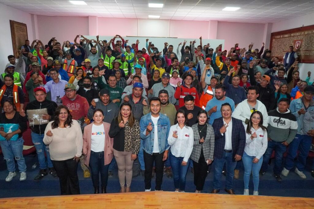Entrega de uniformes al personal de Servicios Públicos en Huejotzingo: reconocimiento a su labor diaria