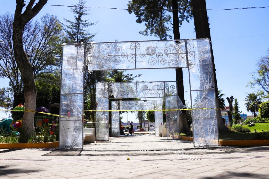 Comienza la instalación de la Villa Navideña en el Zocalito de Huejotzingo