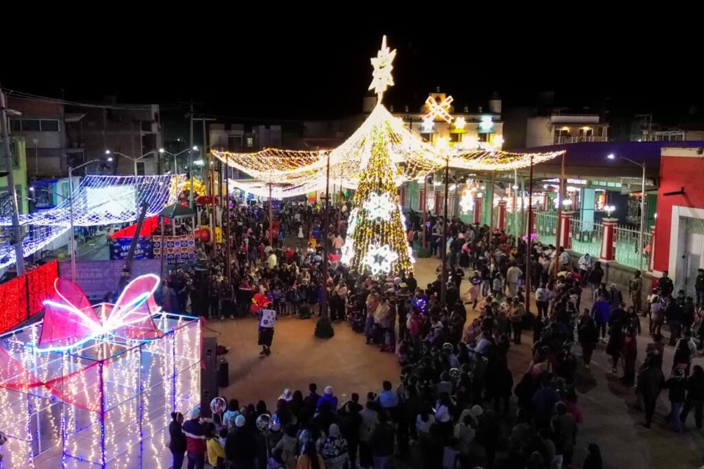 Luz y tradición: abren la primera Villa Navideña en Santa Ana Xalmimilulco
