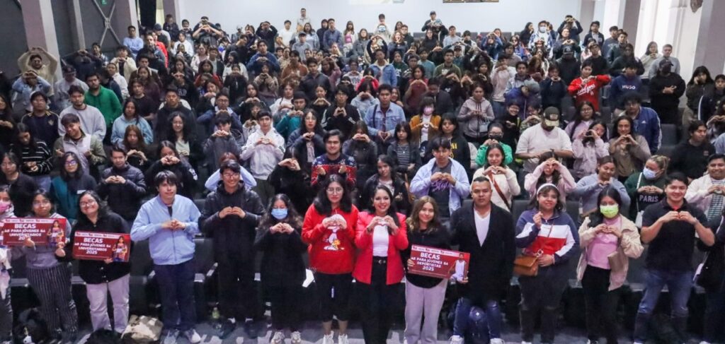 Reafirma Tonantzin Fernández su compromiso con las juventudes cholultecas