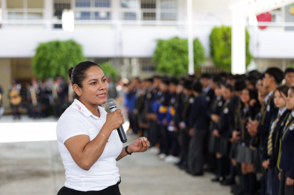 Impulsa Lupita Cuautle a estudiantes sobresalientes en la décima edición del programa escolar