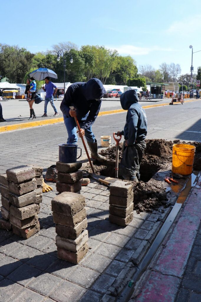 SOSAPACH atiende fuga de agua en el primer cuadro del zócalo de San Pedro Cholula