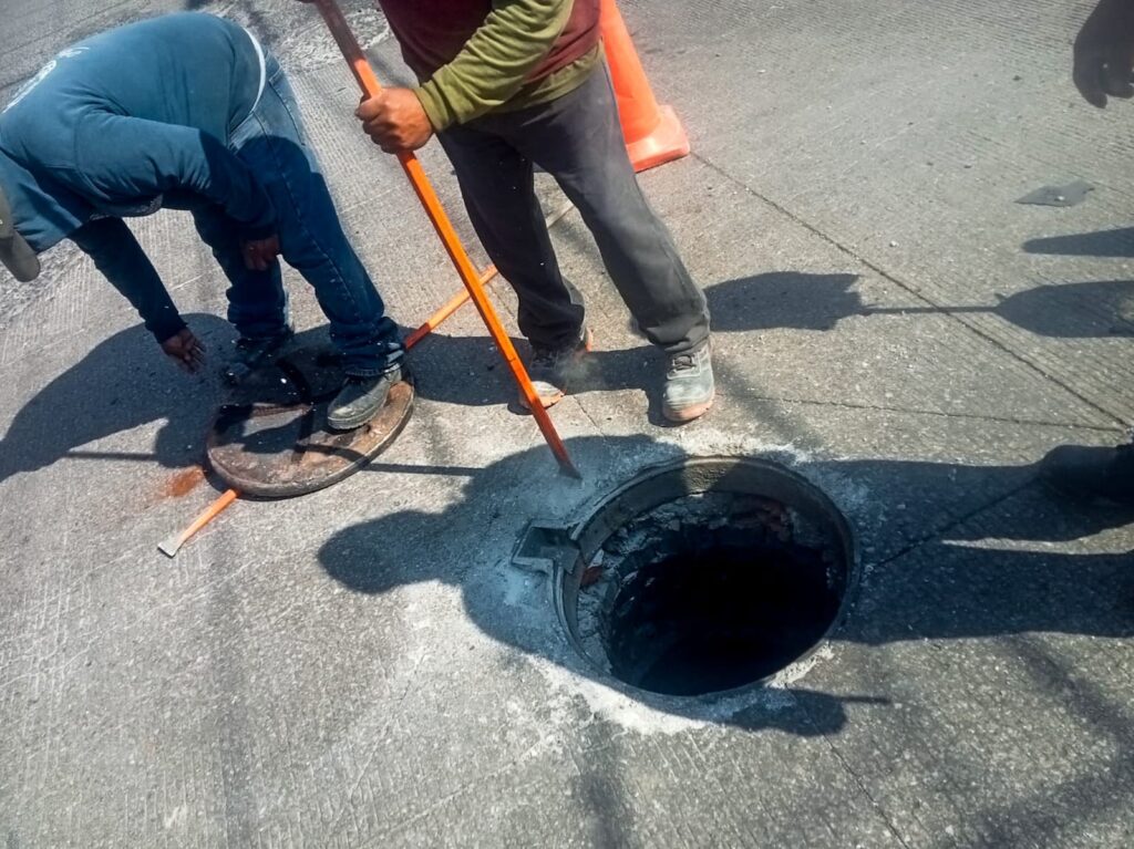 Atiende SOSAPACH reporte ciudadano y repara alcantarilla en Santiago Mixquitla
