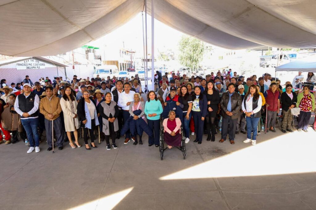 Gobierno de Coronango lleva abrigo y apoyo a adultos mayores de San Martín Zoquiapan