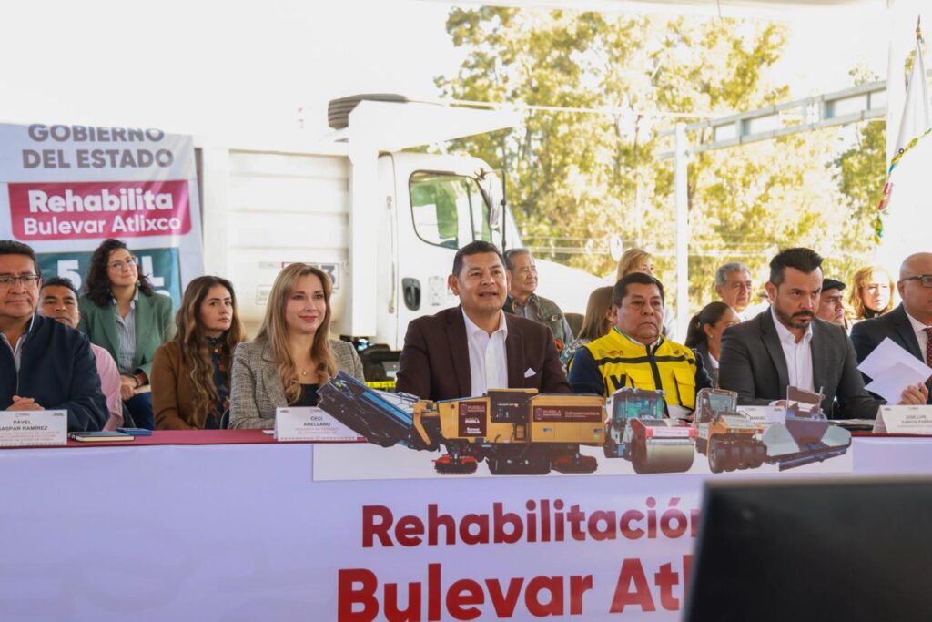 CIERRA FUENTES DE SAQUEO GOBIERNO DE PUEBLA CON OBRA COMUNITARIA Y MAQUINARIA