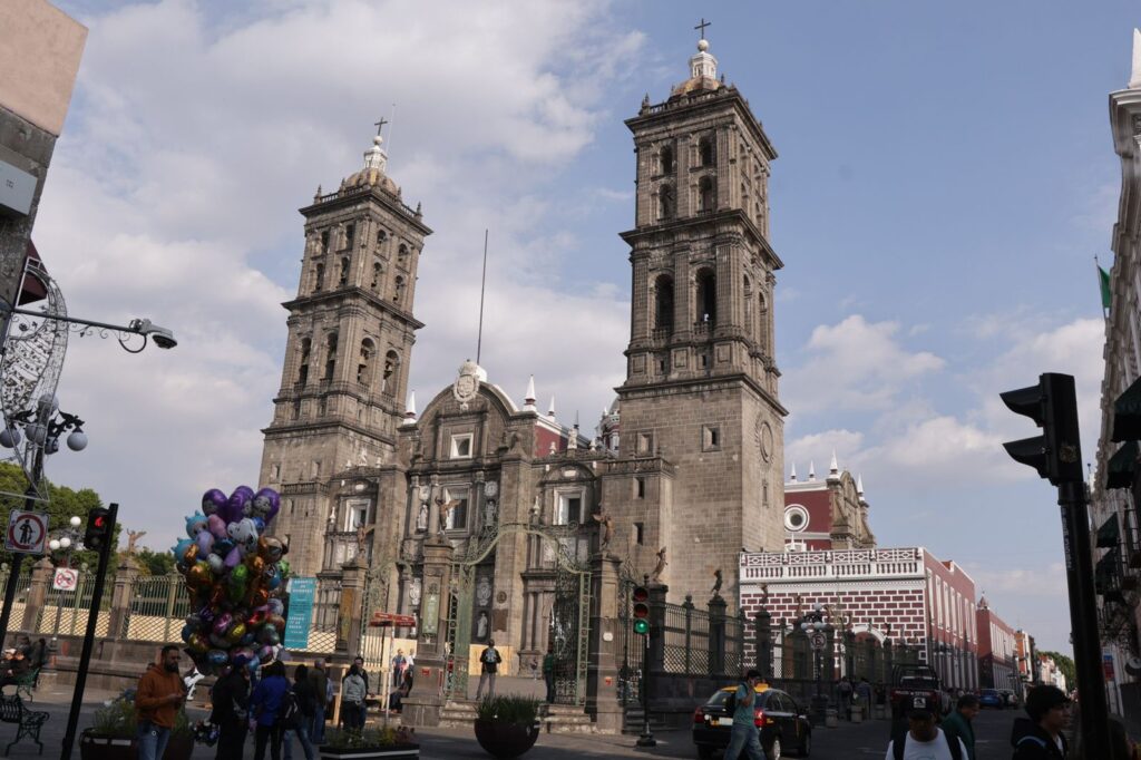 REHABILITA GOBIERNO DEL ESTADO EL ATRIO DE LA CATEDRAL POBLANA