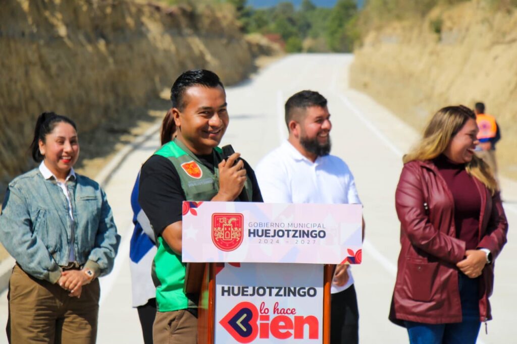 ROBERTO SOLÍS CUMPLE A LOS PRODUCTOS DEL CAMPO: ENTREGA LA REHABILITACIÓN DEL CAMINO SACACOSECHAS EN ATEXCAC