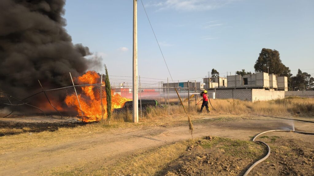 Bomberos atienden incendio en San Lorenzo Almecatla