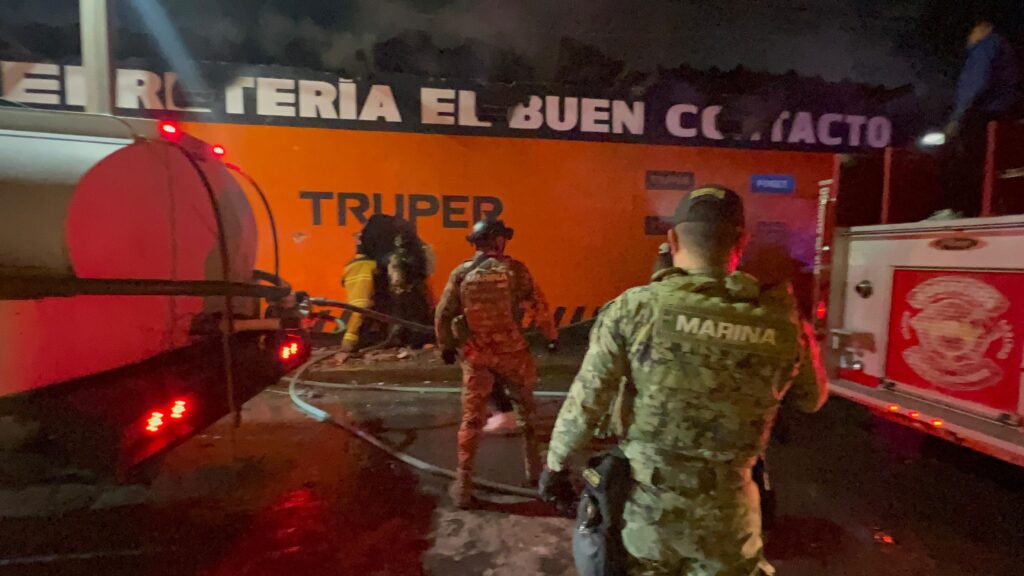 Dirección de Bomberos de Cuautlancingo controla y sofoca incendio causado por el aparente uso de pirotecnia