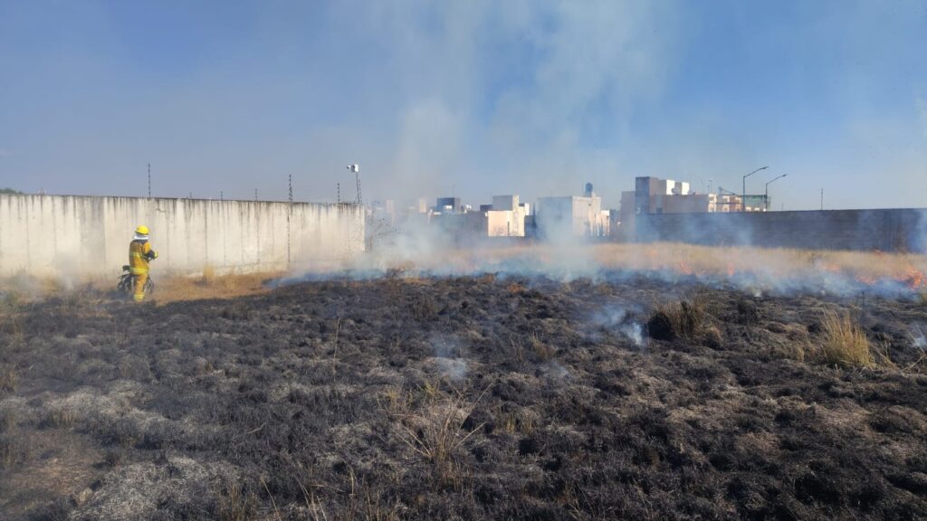 Bomberos de Cuautlancingo sofocan dos incendios de pastizal en Sanctorum