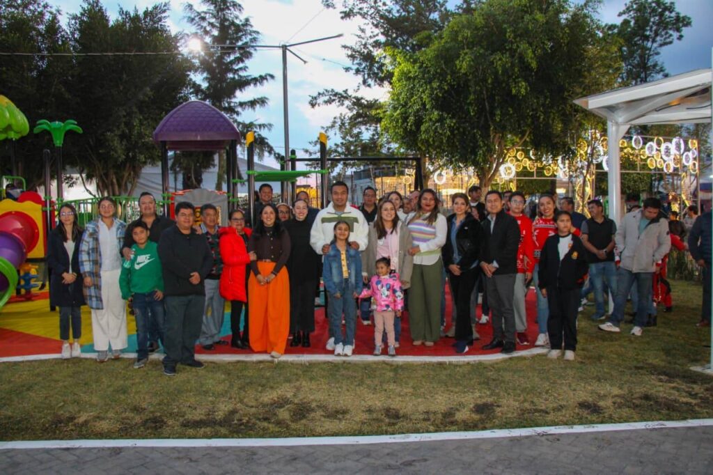Inauguran nueva área de juegos infantiles en el zócalo municipal