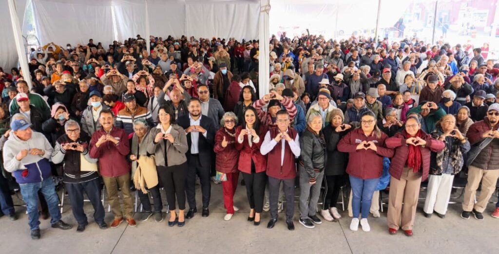 Con Abrigando Cholula, Tonantzin Fernández beneficia a adultos mayores con 1,500 chamarras en la Cabecera Municipal