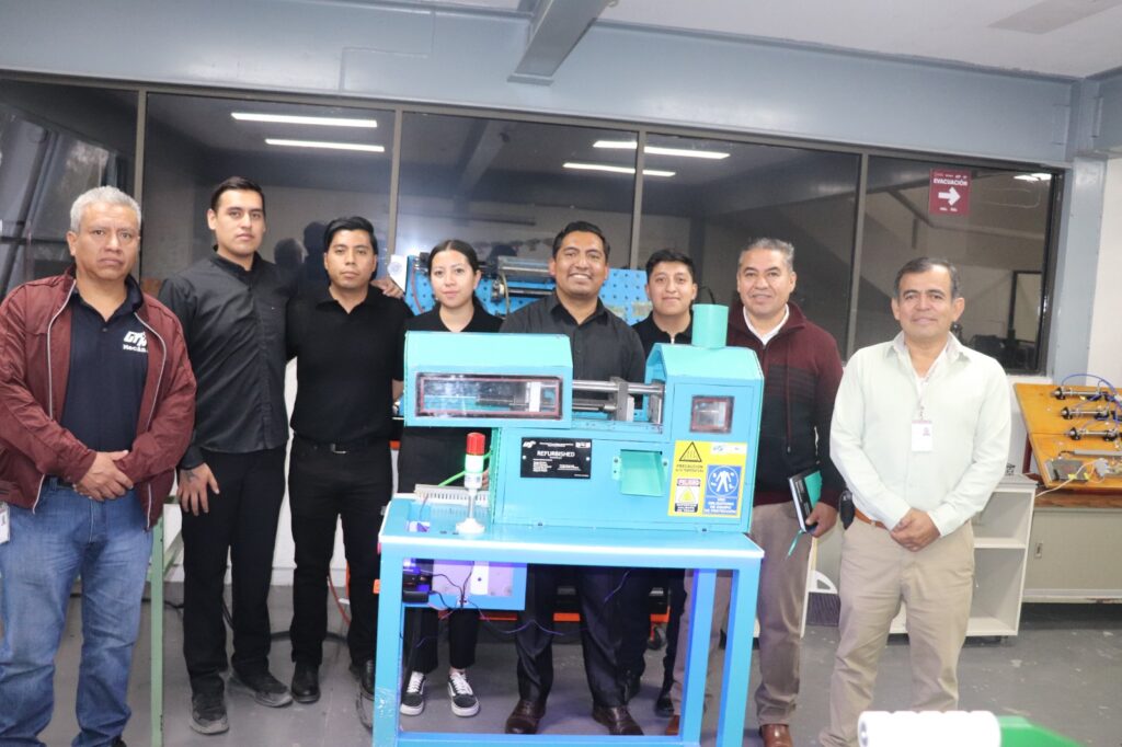 Estudiantes de la UTH desarrollan inyectora de plásticos para optimizar procesos industriales