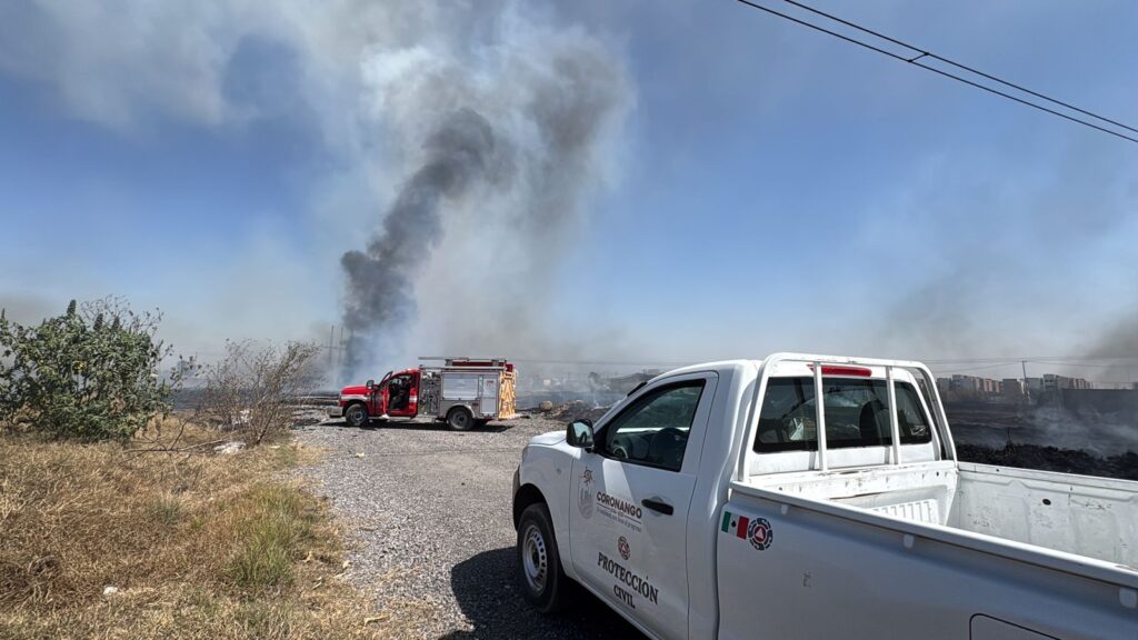 Atienden incendio de pastizal y plásticos en San Francisco Ocotlán