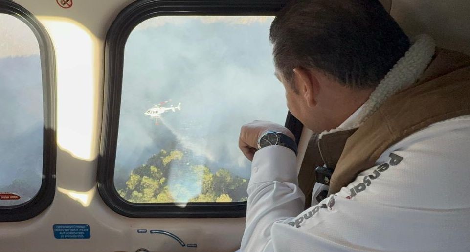 GOBERNADOR ARMENTA SOBREVUELA INCENDIO EN SIERRA NEGRA POBLANA; ESTÁ CONTROLADO EN 70%