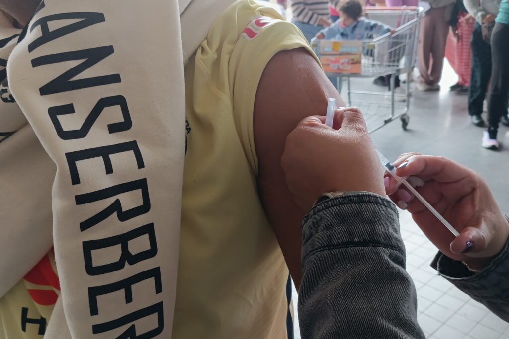 IMSS-BIENESTAR Y GOBIERNO ESTATAL MANTIENEN VACUNACIÓN EN MERCADOS Y PLAZAS