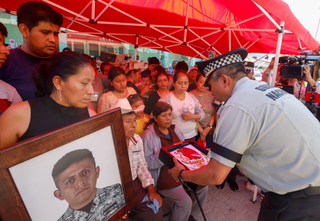 GUARDIA NACIONAL RINDE HONORES PÓSTUMOS A SARGENTO POBLANO CAÍDO EN JALISCO
