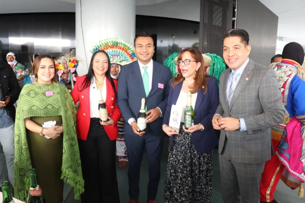 HUEJOTZINGO HACE HISTORIA: ROBERTO SOLÍS Y LIZETH SÁNCHEZ PRESENTAN LA EDICIÓN 158 DEL CARNAVAL EN EL SENADO