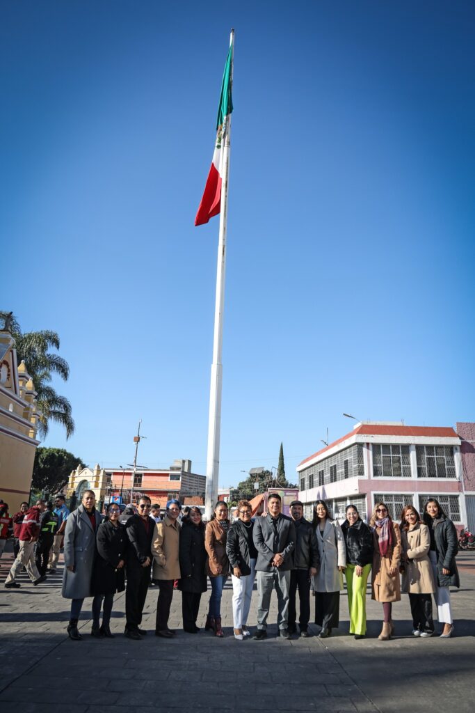 Omar Muñoz encabeza ceremonia del Día de la Bandera en Cuautlancingo