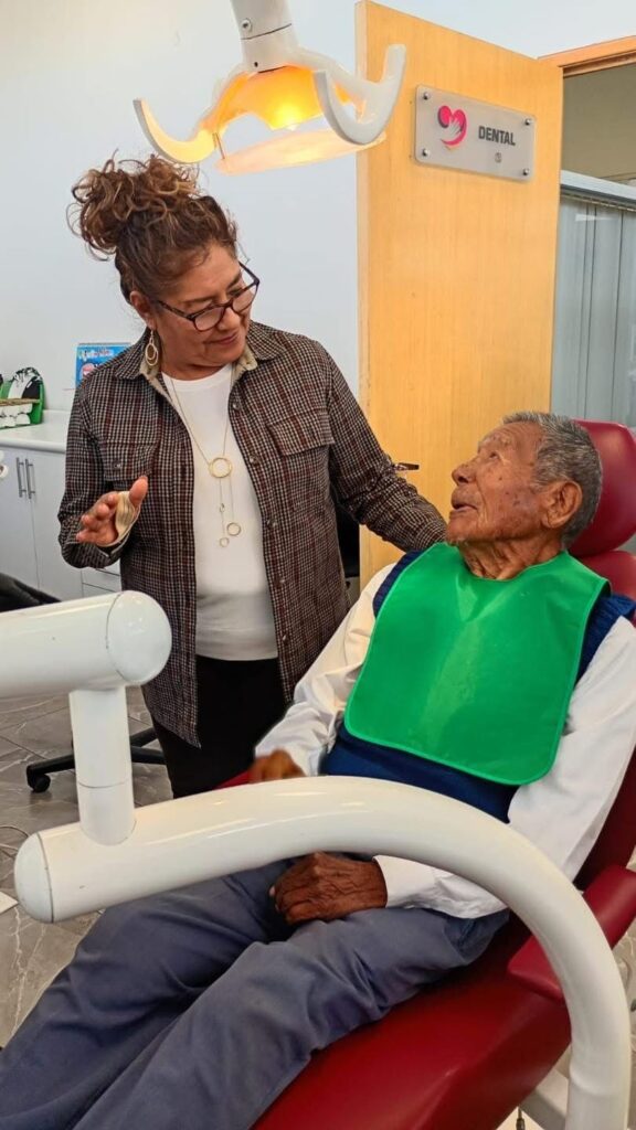 SMDIF Cuautlancingo mejora calidad de vida de adulto mayor con apoyo dental