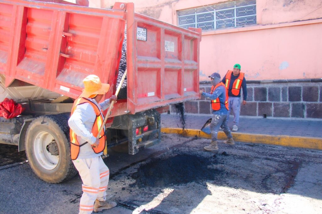 ROBERTO SOLÍS PONE EN MARCHA EL PROGRAMA DE BACHEO 2026 EN HUEJOTZINGO