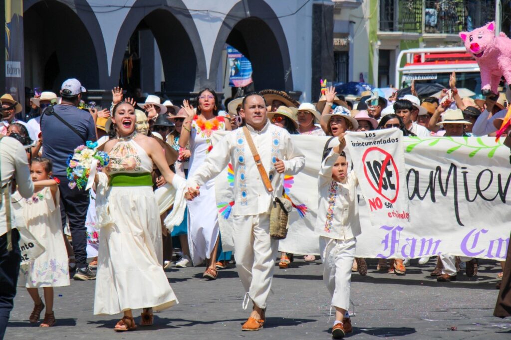 SEGUNDO DÍA DEL CARNAVAL DE HUEJOTZINGO 2026: LA PUESTA EN ESCENA MÁS GRANDE DEL MUNDO REÚNE A MILES DE VISITANTES