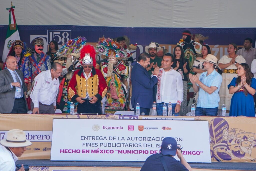 EL CARNAVAL DE HUEJOTZINGO YA ES “HECHO EN MÉXICO”: CON LA PRESENCIA DEL GOBERNADOR ALEJANDRO ARMENTA, ROBERTO SOLÍS RECIBE CERTIFICACIÓN OFICIAL DEL GOBIERNO FEDERAL