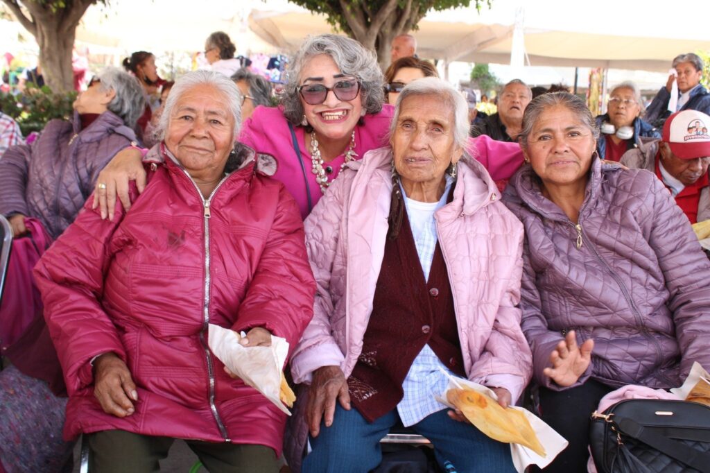 Con respaldo de Ceci Arellano, Lupita Fernández encabeza la entrega de chamarras y cobijas en San Pedro Cholula