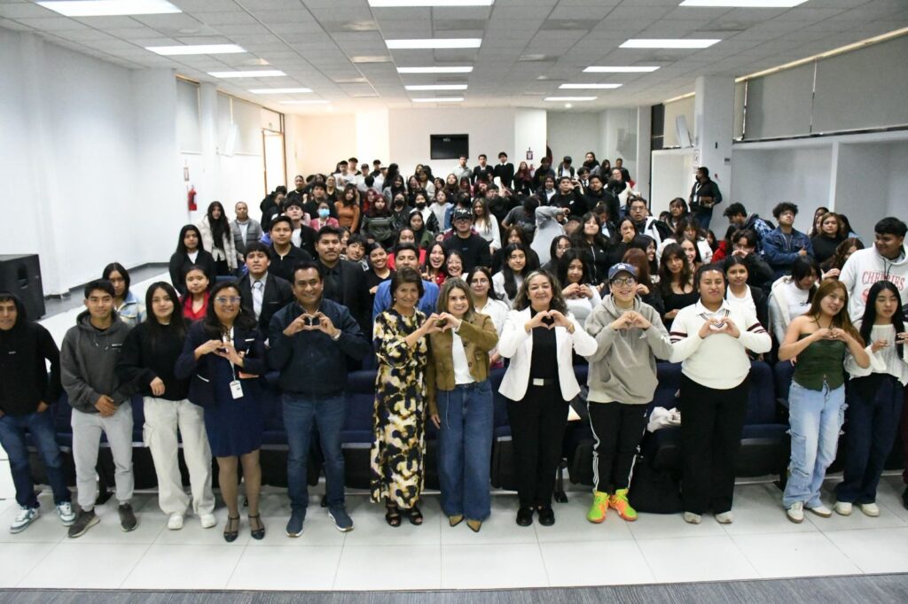 Capacitan a estudiantes de UTH para convertir proyectos en motores de economía social