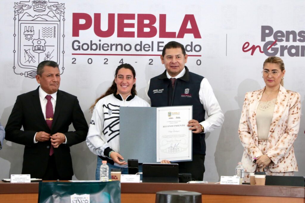 TALENTO DEPORTIVO FORTALECE A PUEBLA: ALEJANDRO ARMENTA MIER DISTINGUE A PILOTO POBLANA