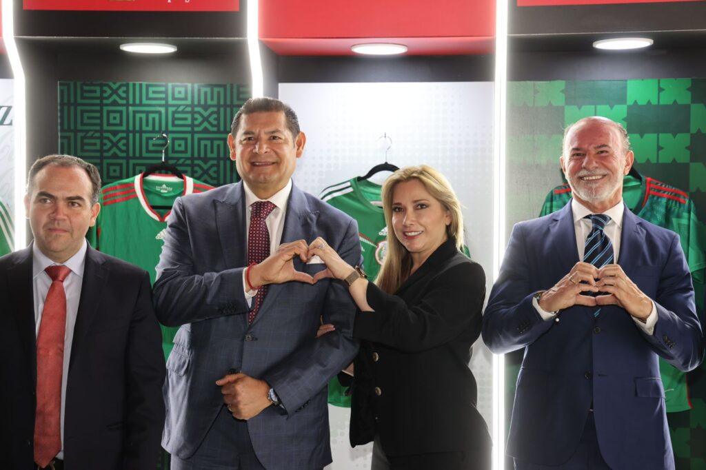 PUEBLA FORMA PARTE DE LA FIESTA MUNDIALISTA, RECIBE TROFEO INTERNACIONAL