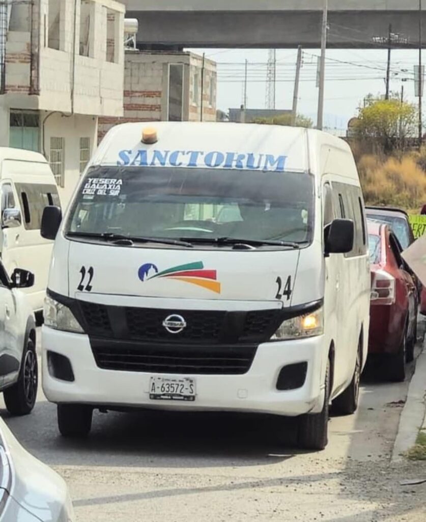 Conductor de transporte público agrede y bloquea paso a bomberos en Cuautlancingo
