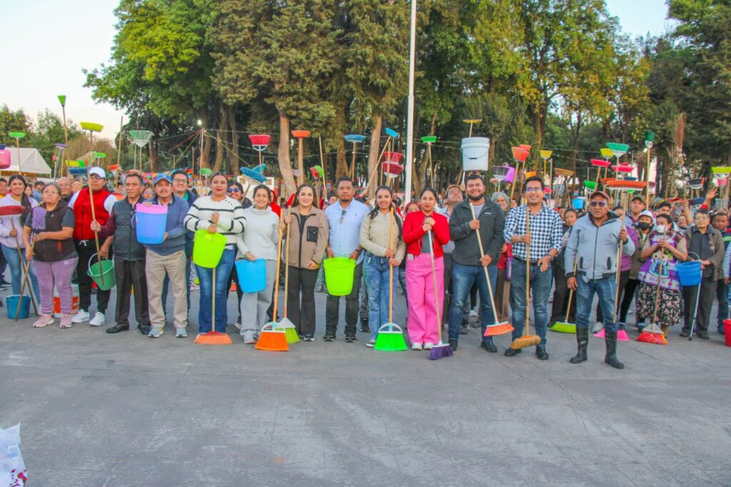 Huejotzingo se une para dejar impecable el Zócalo tras Carnaval