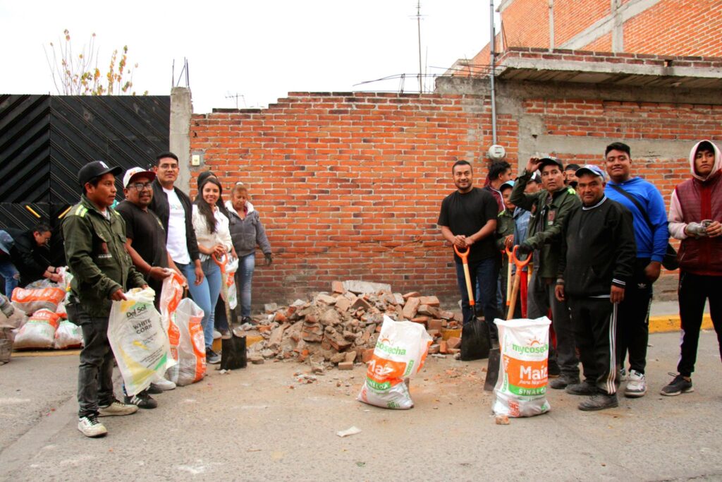 Vecino deja escombro en plena faena comunitaria en el Cuarto Barrio de Huejotzingo