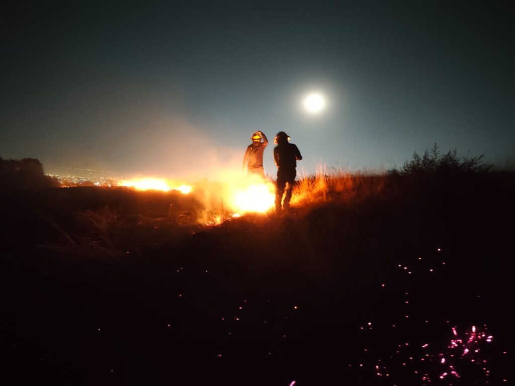 Protección Civil de San Pedro Cholula y corporaciones estatales controlan incendio en el Cerro Zapotecas