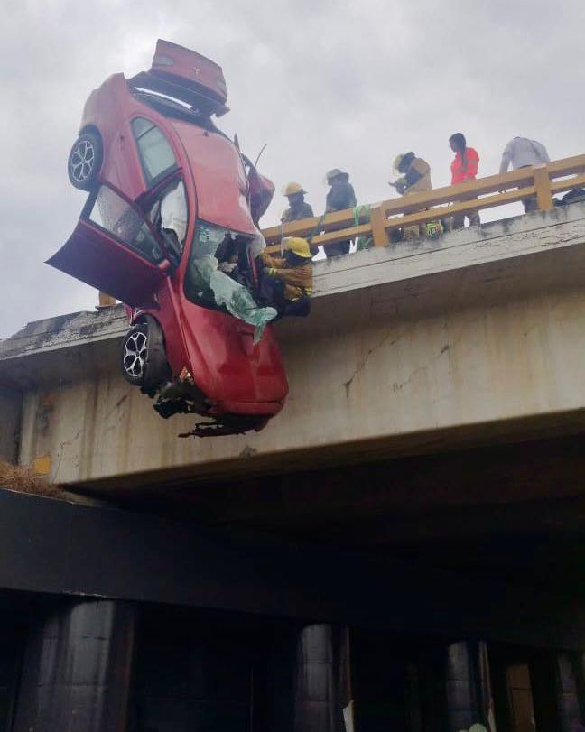 Accidente en Periférico deja una persona fallecida y tres rescatados en San Pedro Cholula