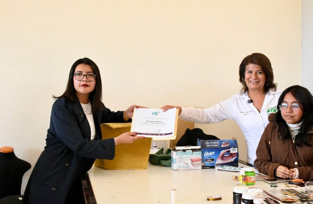Capacita UTH a estudiantes en Joyería en Cartonería con apoyo de la Secretaría de Arte y Cultura