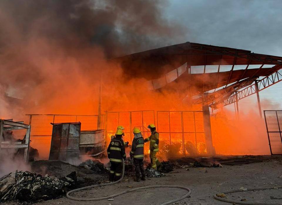 Controlan incendio en planta recicladora de San Francisco Ocotlán, Coronango