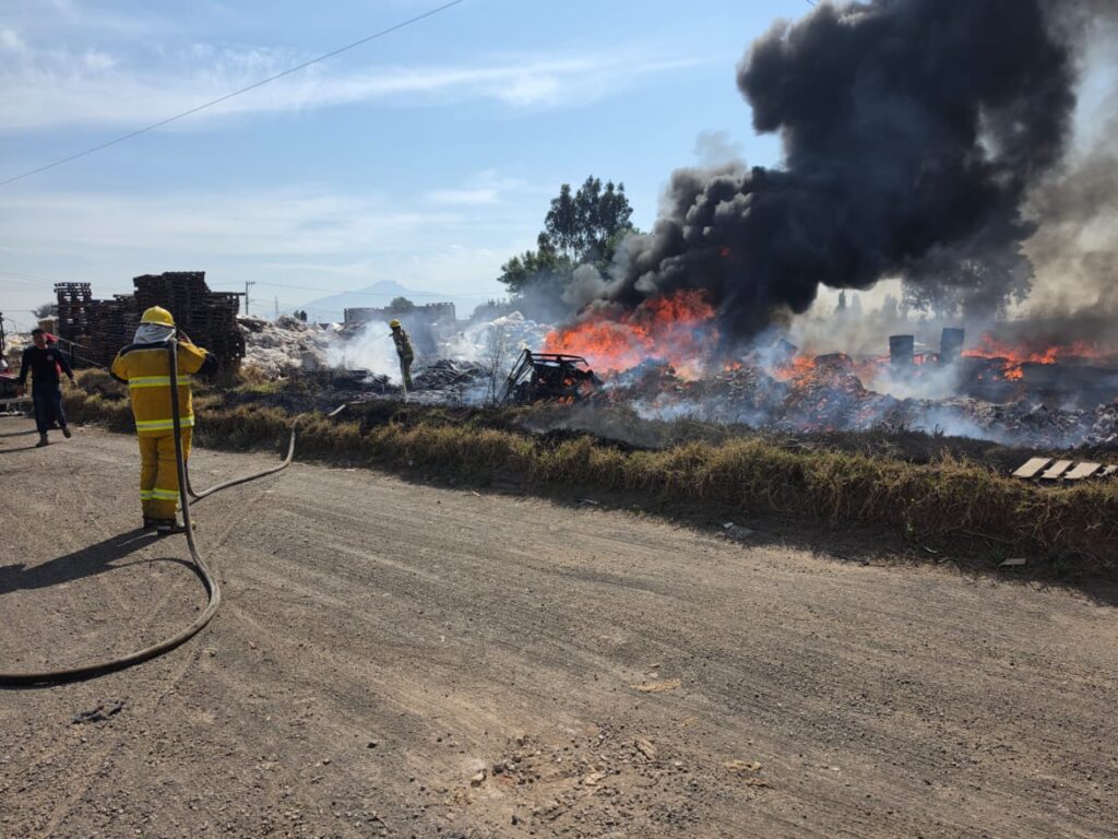 Se registra nuevo incendio en recicladora clandestina de San Francisco Ocotlán