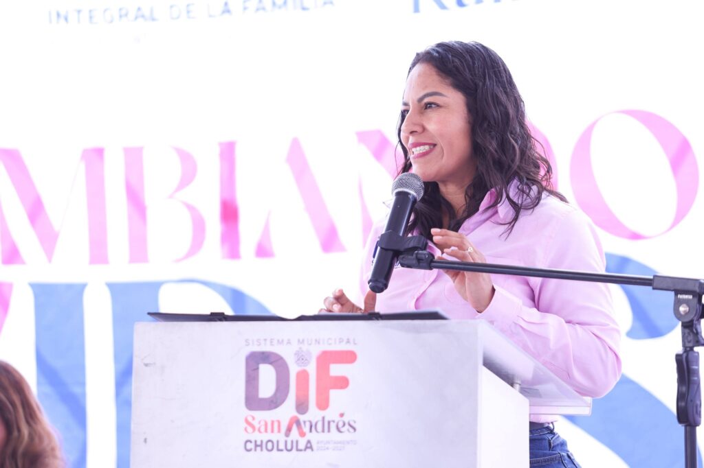 Lupita Cuautle entrega insumos médicos y de higiene con el programa “Cambiando Vidas”