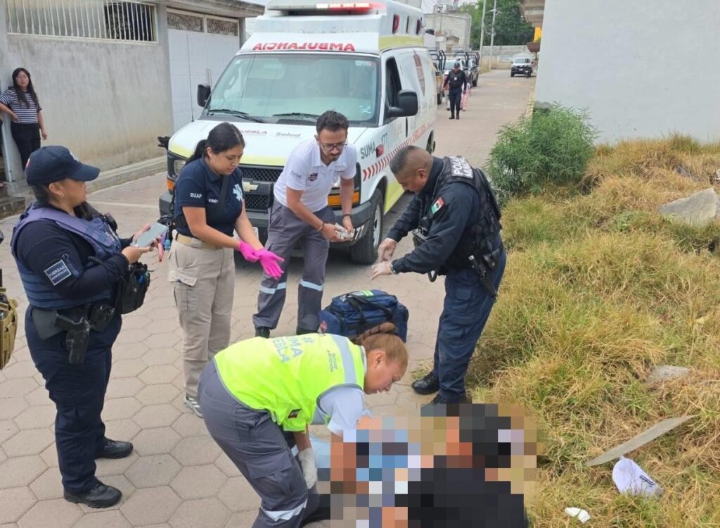 Atienden a mujer lesionada tras presunto robo de vehículo en Cuautlancingo