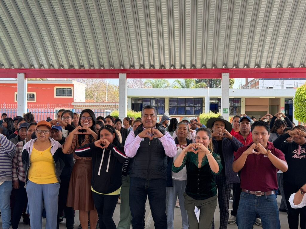 Ray Cuautli encabeza asamblea en Cholula; aprueban mobiliario escolar